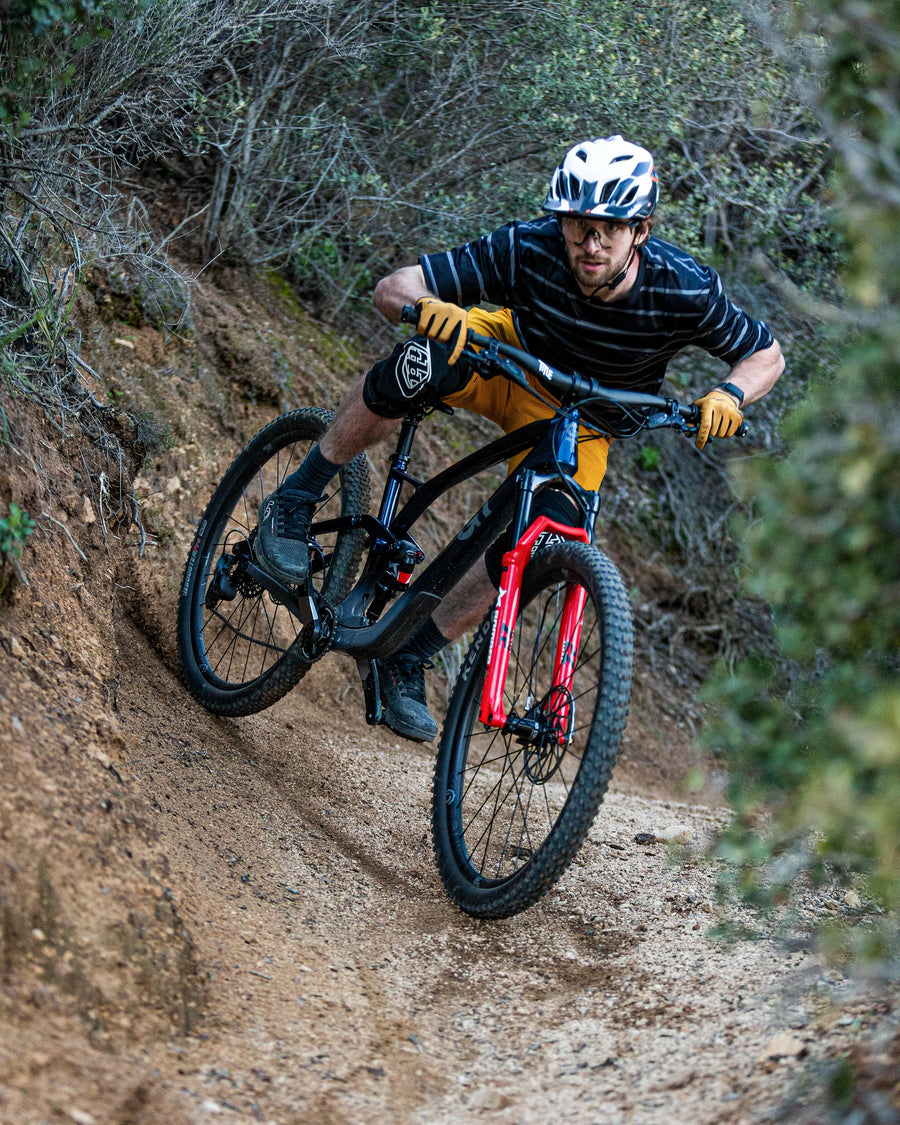 The Trail Mountain Bike Buyer's Guide: GT Sensor Carbon vs Sensor ST Carbon